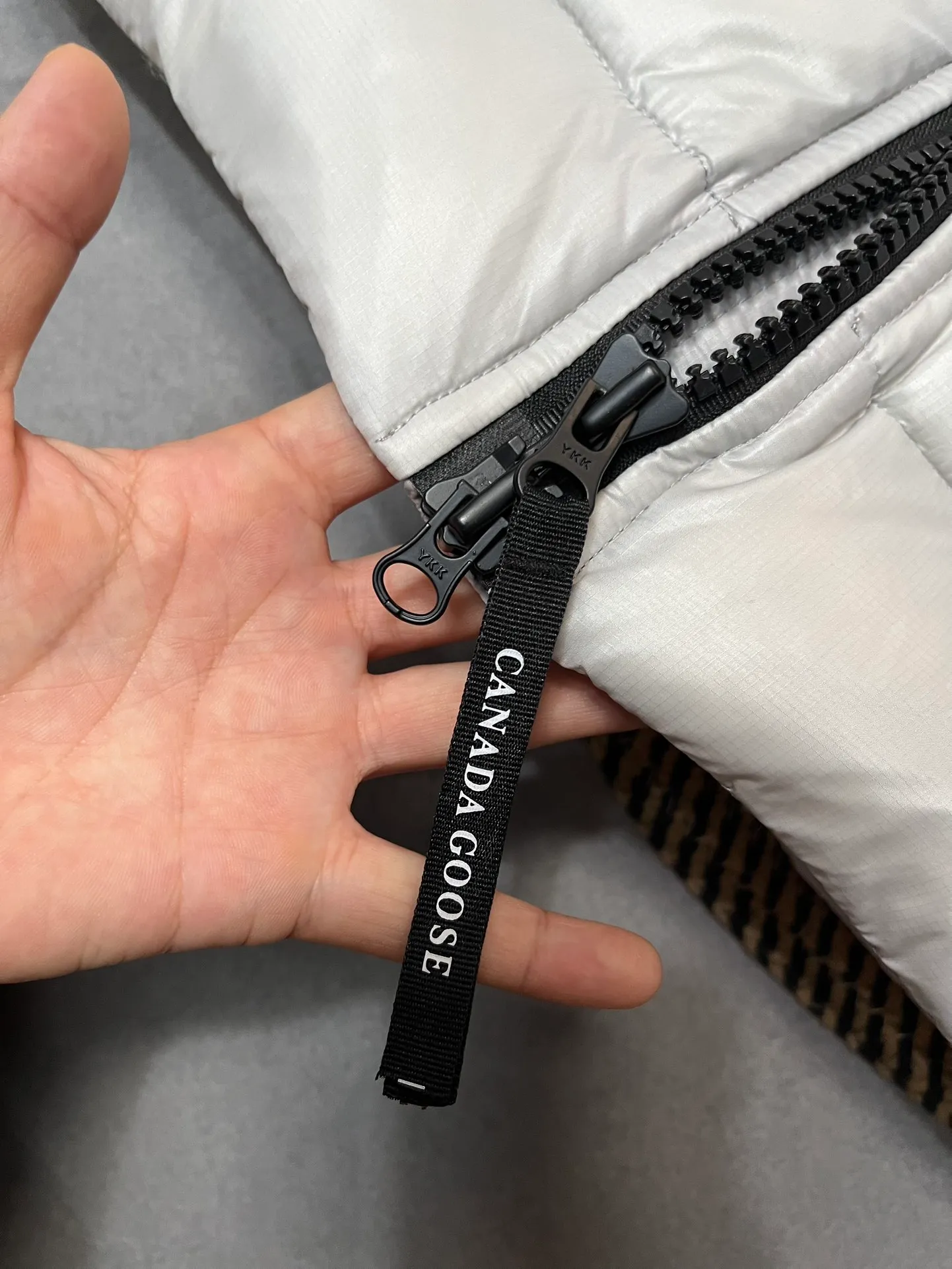 P860 Top 🔥purchase version 𝘾𝘼𝙉𝘼𝘿𝘼 𝙂𝙊𝙊𝙎𝙀/Canada Goose 2227 thin and light model. It’s super lightweight and doesn’t feel any weight on your upper body at all! Show more temperament‼  Canada Goose, a Canadian brand, has always been recognized as the warmest down jacket. Various Instagram celebrities, Internet celebrities, and celebrities often wear it for street photos. I make Canada Goose every year, but I still can’t get rid of my love for the goose. No matter how cold the winter is, there is no need to be afraid. Canada Goose is the legendary warmest down jacket and is known as a must-have for Arctic outdoor sports! The most popular down jacket in the world, celebrities are rushing to buy it, it is a must-have! Size: S-2XL Color: silver gray (red label) silver gray (black label), black (red label), black (black label), dark blue
